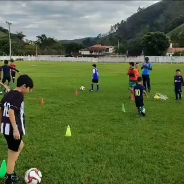 Treino das crianças no Campo do Minas, em Lima Duarte